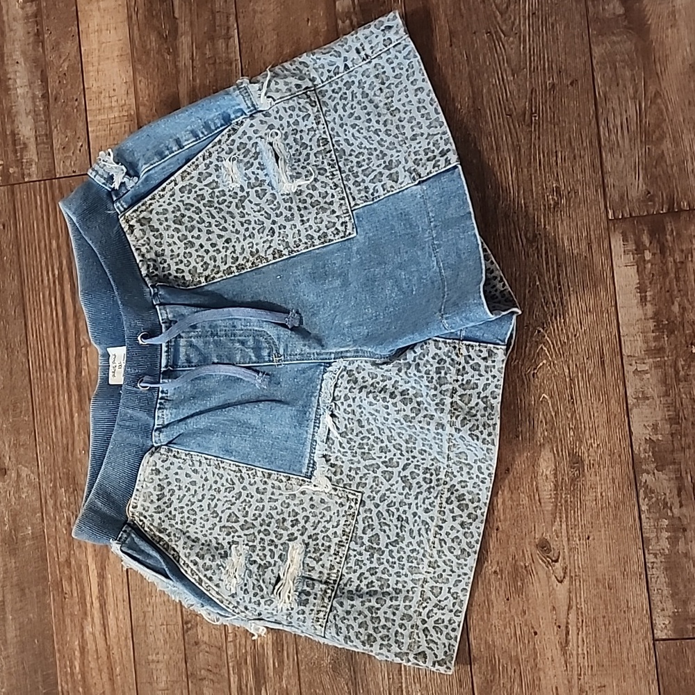 Boutique denim cheetah shorts size 1x